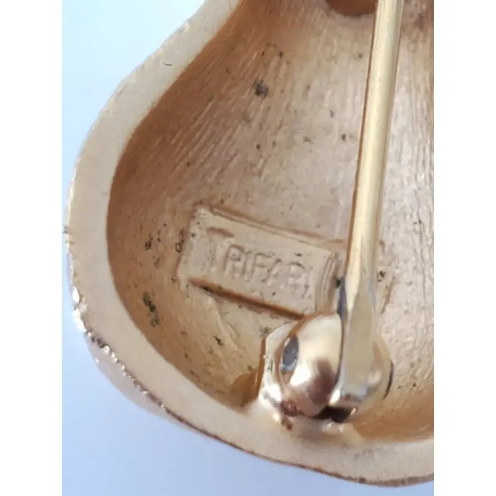 Vintage Crown Trifari Pear Gold Tone Etched Brooch Pin